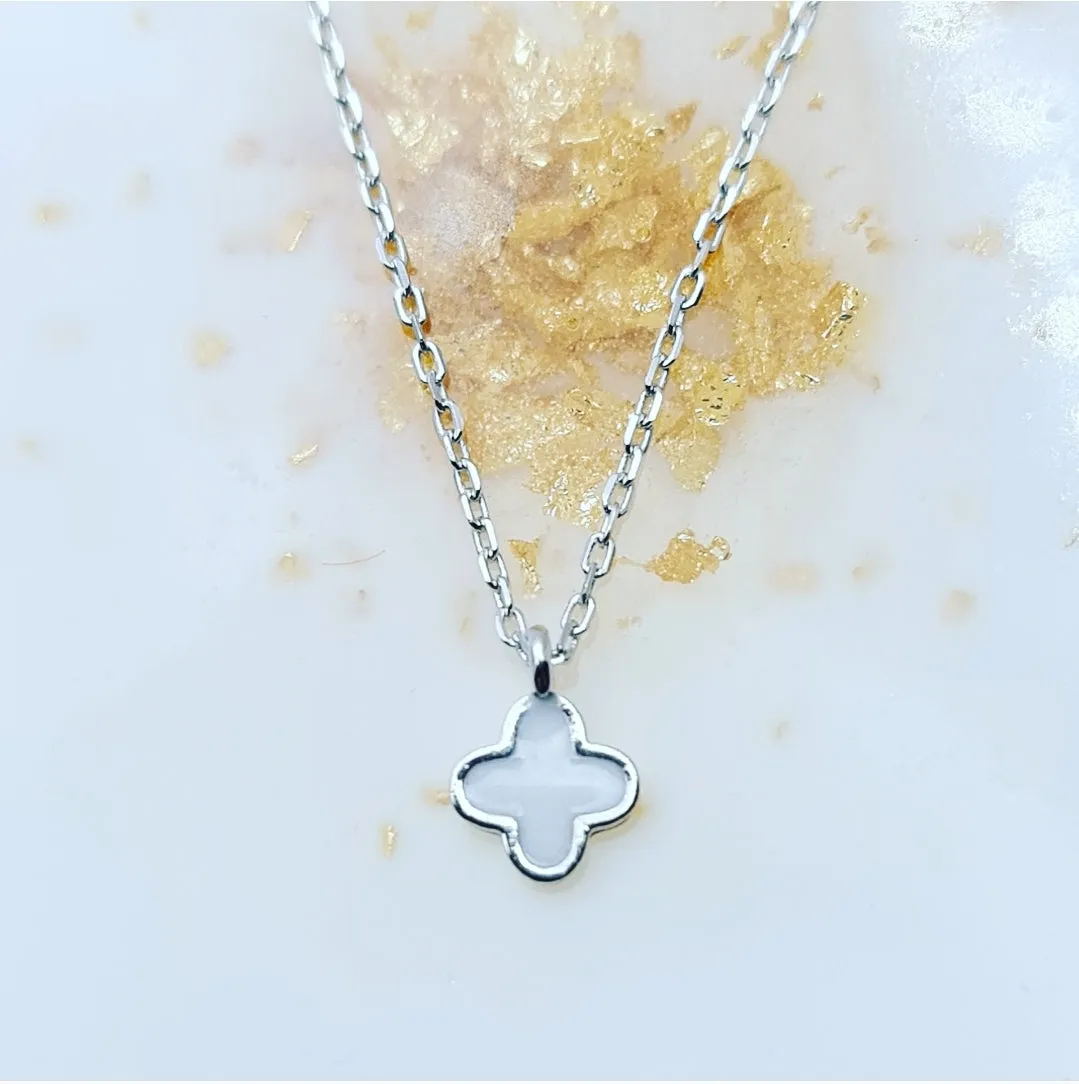 Pretti white clover cross necklace